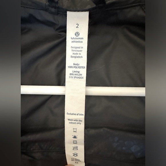 Lululemon Windbreaker with packable hood. Vented underarms & sleeves size: 2 - Picture 3 of 3
